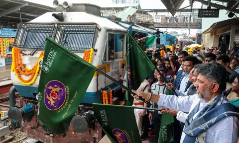 DK Shivakumar Flags Off ‘Pride of Karnataka’ Golden Chariot Tourist Train